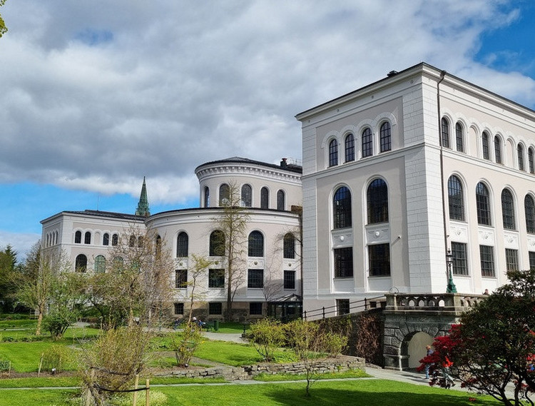 https://uni.oslomet.no/ukrainett/ukrainian-studies-at-uib-new-online-based-microcredentials-25-ects/